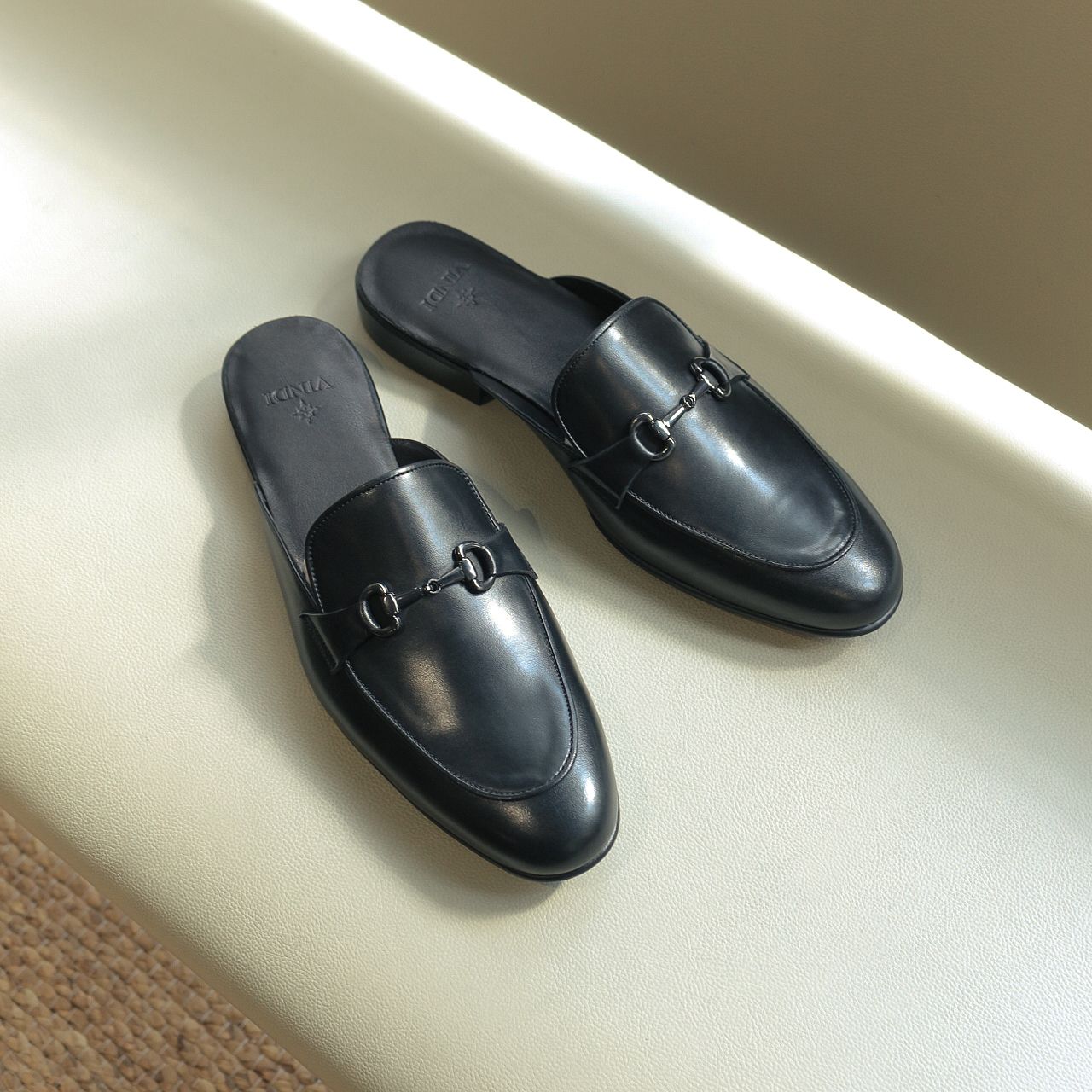 BEIGE LABEL - DM - MULES - GIÀY SỤC HORSEBIT MŨI TRÒN DỄ MANG - ALL BLACK - ĐẶT ĐÓNG