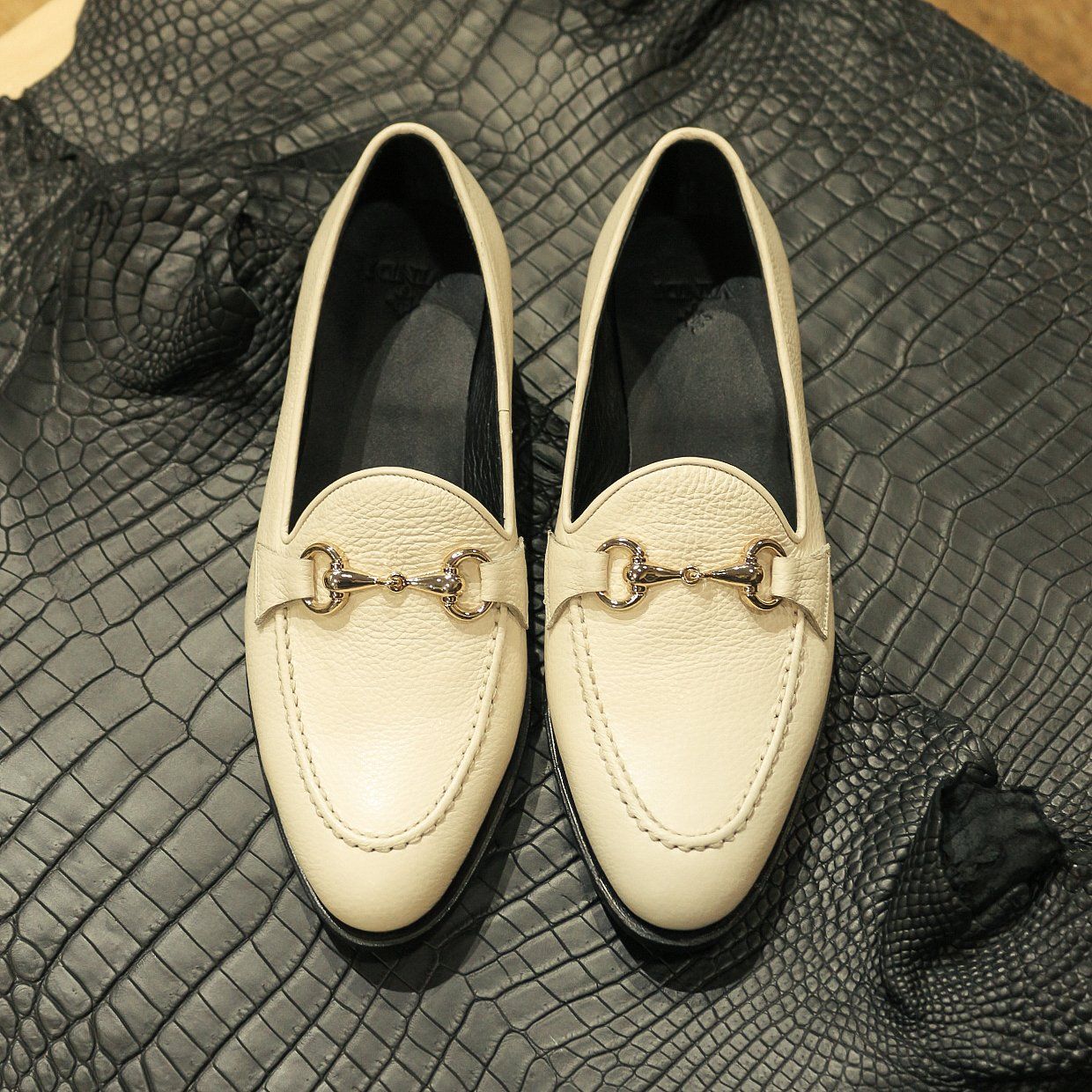 BEIGE LABEL - ANCHOR - GIÀY LOAFER GIÀY LOAFER CÓ KHÓA TRANG TRÍ (HORSEBIT) - DA MILL TRẮNG NGÀ - ĐẶT ĐÓNG