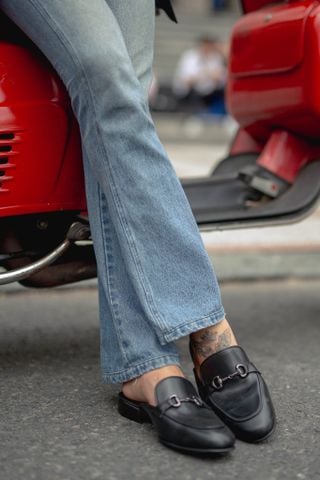 BEIGE LABEL - DM - MULES - GIÀY SỤC HORSEBIT MŨI TRÒN DỄ MANG - ALL BLACK - ĐẶT ĐÓNG